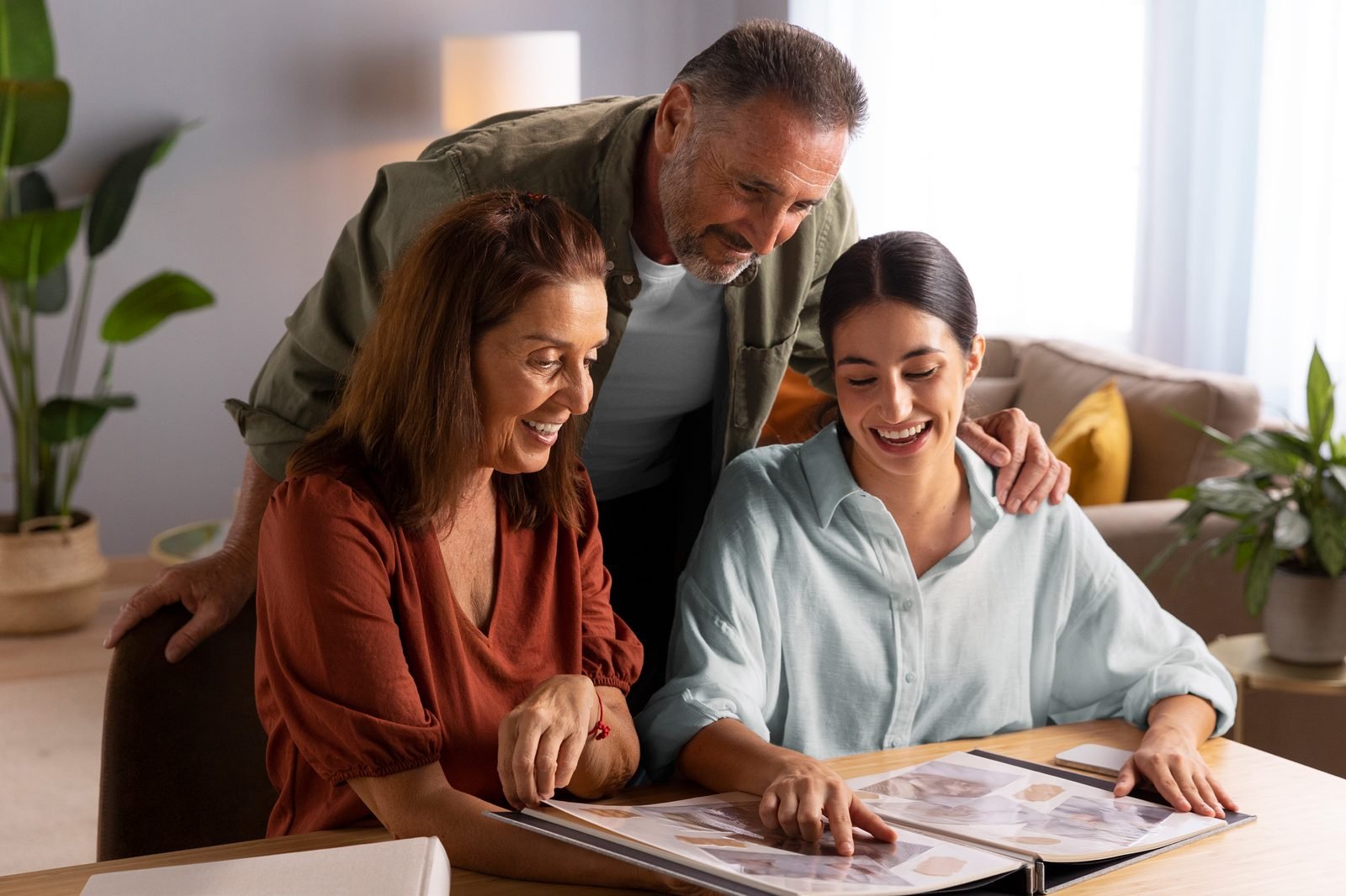 Familia disfrutando de su hogar protegido